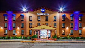 Un hotel Best Western con fachada de ladrillo, numerosas ventanas y una entrada destacada.