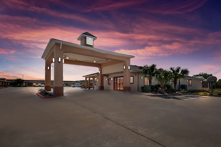 Exterior. SureStay Hotel by Best Western Falfurrias