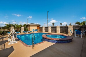 Una piscina al aire libre, tumbonas