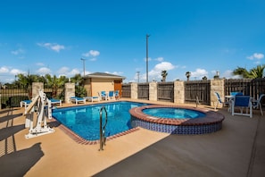 Piscine extérieure, chaises longues