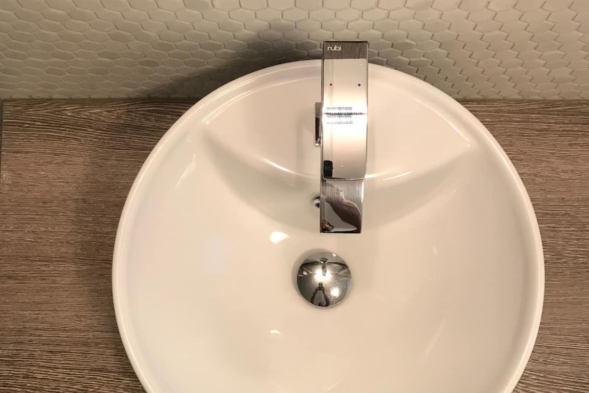 classic room, 1 queen bed | bathroom sink