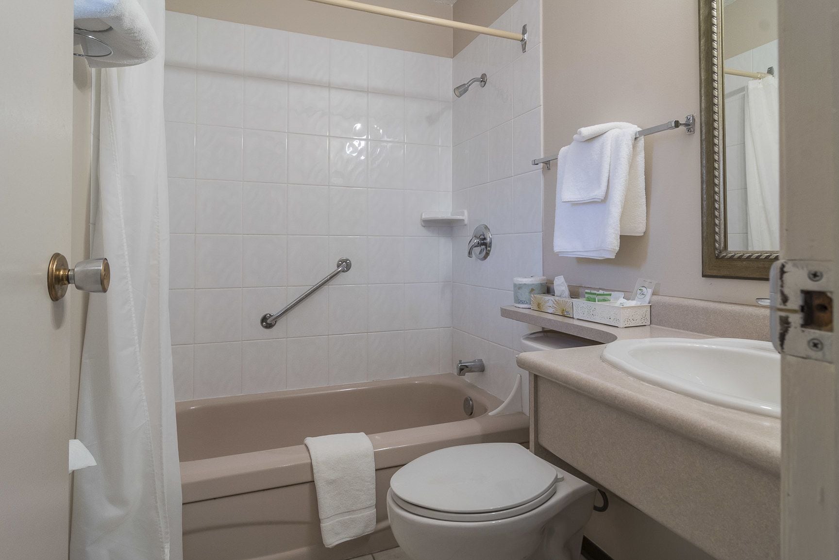 Un baño con bañera, inodoro y lavamanos.