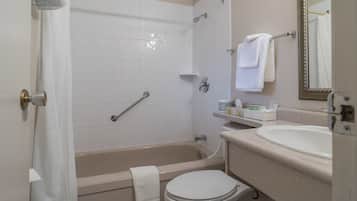 Un baño con bañera, inodoro y lavamanos.