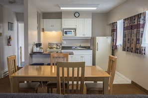 Superior Suite, 2 Bedrooms, Ground Floor | Private kitchen