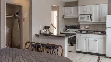 Superior Suite, 2 Bedrooms, Balcony | Private kitchen