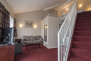 Deluxe Loft, 1 King Bed | Living area
