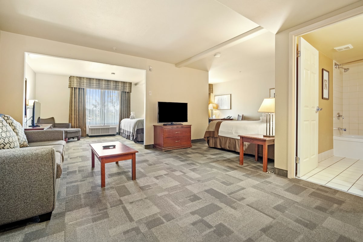 in-room safe, desk, laptop workspace, blackout curtains