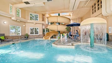 Una piscina cubierta