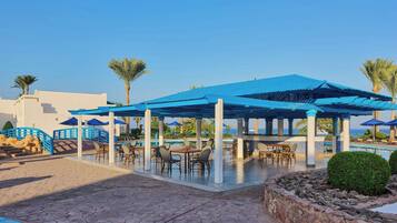 4 bar/lounge, 2 bar a bordo piscina, bar sull'acqua, bar sulla spiaggia