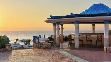 4 bars/lounges, 2 poolside bars, swim-up bar, beach bar