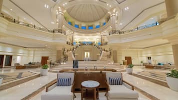 4 μπαρ/lounge, 2 μπαρ δίπλα στην πισίνα, μπαρ μέσα στην πισίνα