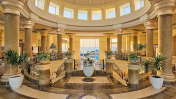4 μπαρ/lounge, 2 μπαρ δίπλα στην πισίνα, μπαρ μέσα στην πισίνα