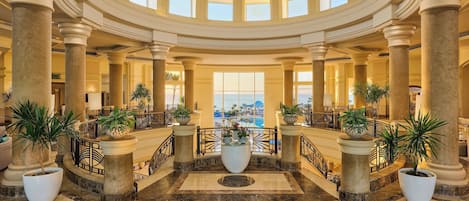 4 间酒吧/酒廊、2 间池畔酒吧、泳池酒吧、海滨酒吧