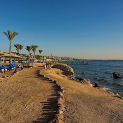 Praia particular, barracas de praia de cortesia, espreguiçadeiras