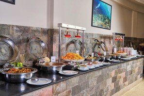 3 restaurants, breakfast, lunch, dinner served; international cuisine