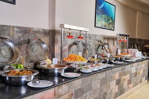 3 restaurants, breakfast, lunch, dinner served; international cuisine