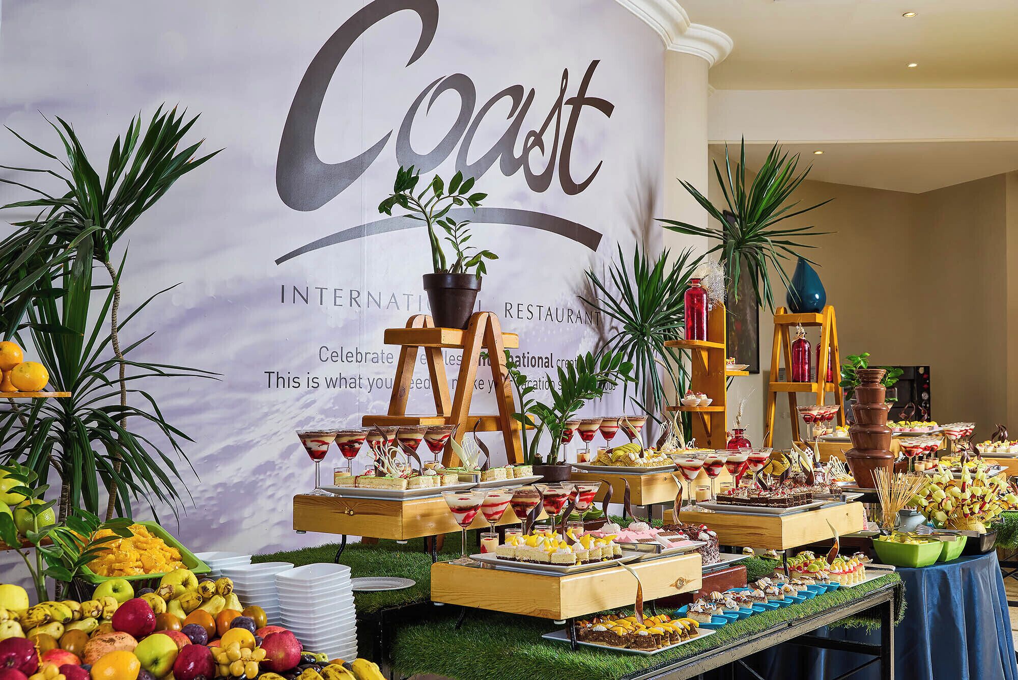 3 restaurants, breakfast, lunch, dinner served; international cuisine