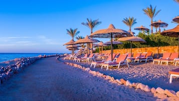 Een privéstrand, gratis strandcabana's, ligstoelen aan het strand