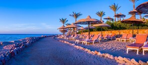 Aan een privéstrand, gratis strandhuisjes, ligstoelen, parasols