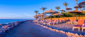 Een privéstrand, gratis strandcabana's, ligstoelen aan het strand