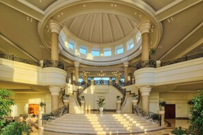 4 개의 바/라운지, 2 개의 풀사이드 바, 스윔업 바, 비치 바