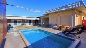 Una piscina al aire libre