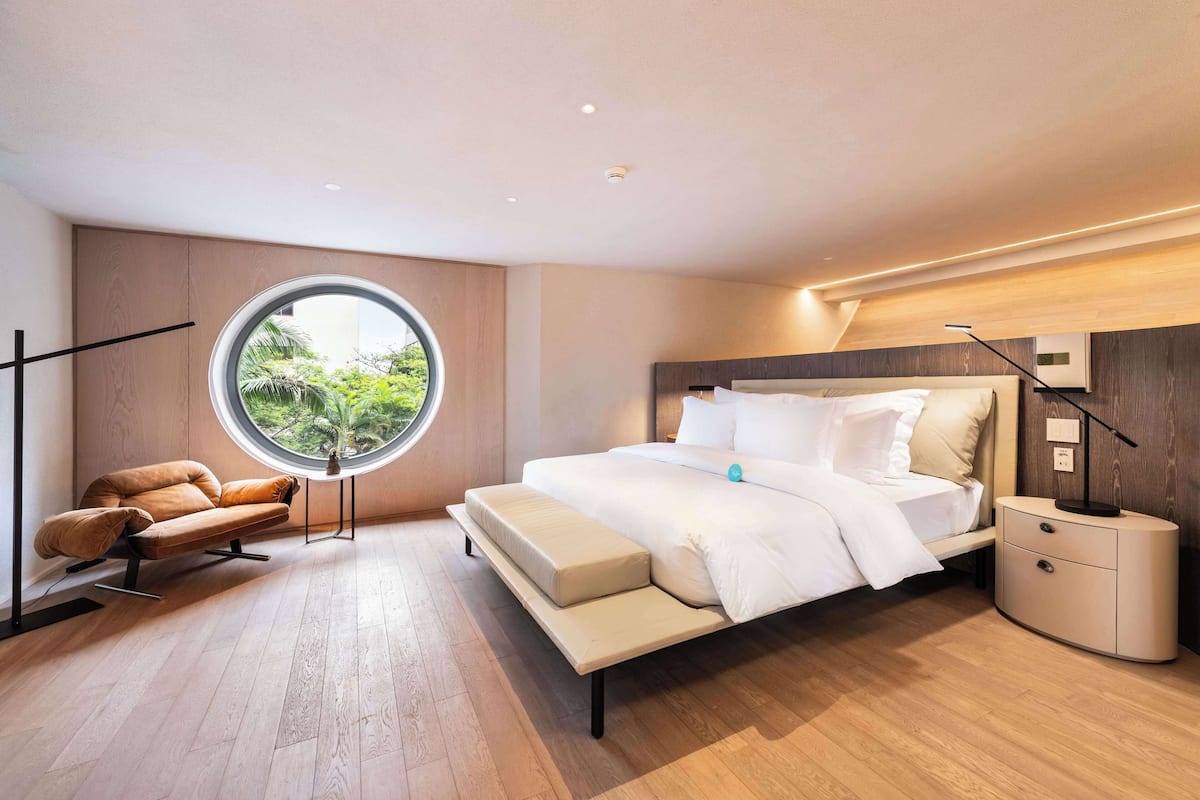 Svit (Rodeo Drive) | Allergitestade sängkläder, minibar och värdeförvaringsskåp på rummet