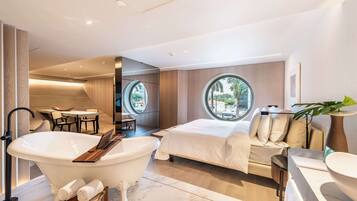 Suite (Broadway) | Hypoallergeen beddengoed, een minibar, een kluis op de kamer, een bureau