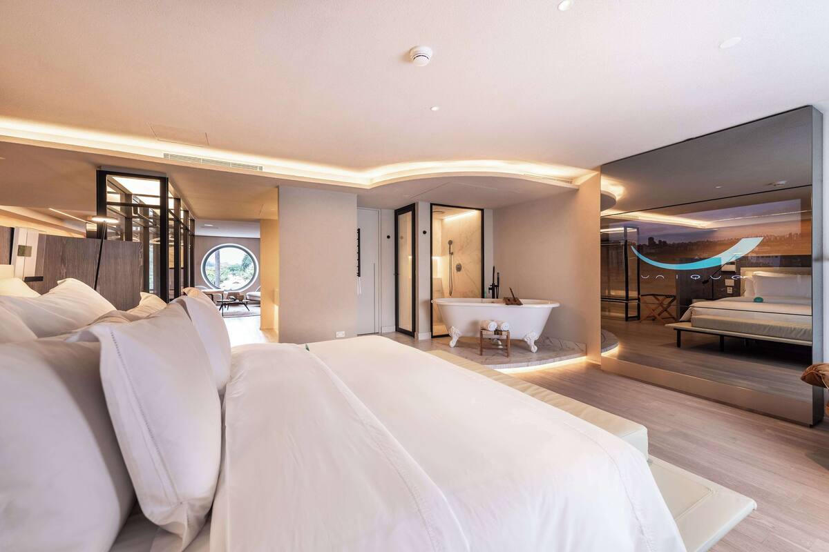 suite (rodeo drive) | hypo-allergenic bedding, minibar, in-room safe, desk