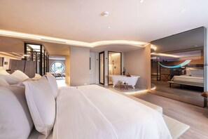 Suite (Rodeo Drive) | Hypo-allergenic bedding, minibar, in-room safe, desk