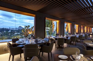 供应早餐、午餐和晚餐，泳池景观