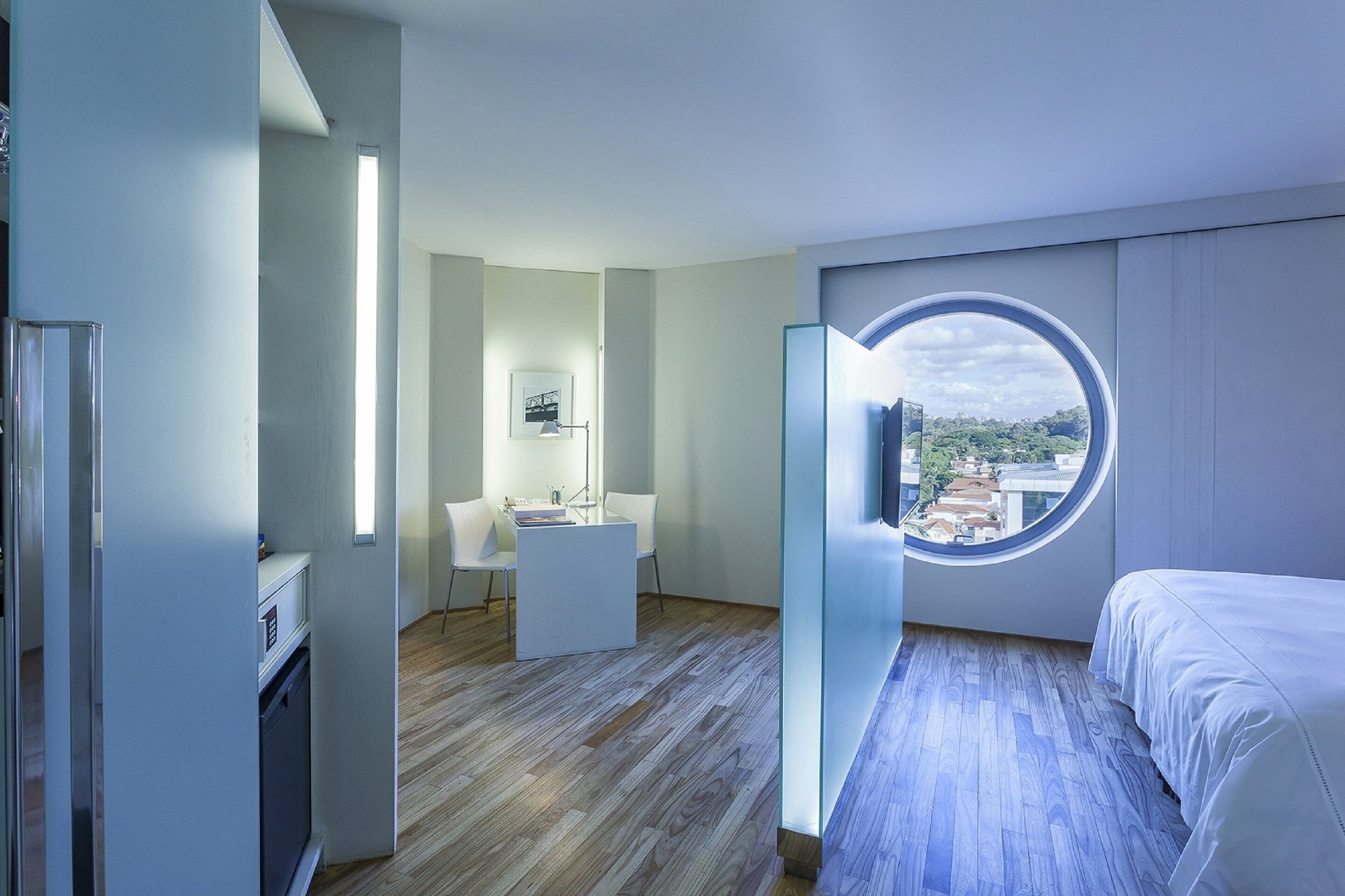 Hypo-allergenic bedding, minibar, in-room safe, desk