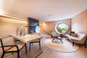 套房 (Rodeo Drive) | 防过敏的被褥、迷你吧、客房内保险箱、办公桌