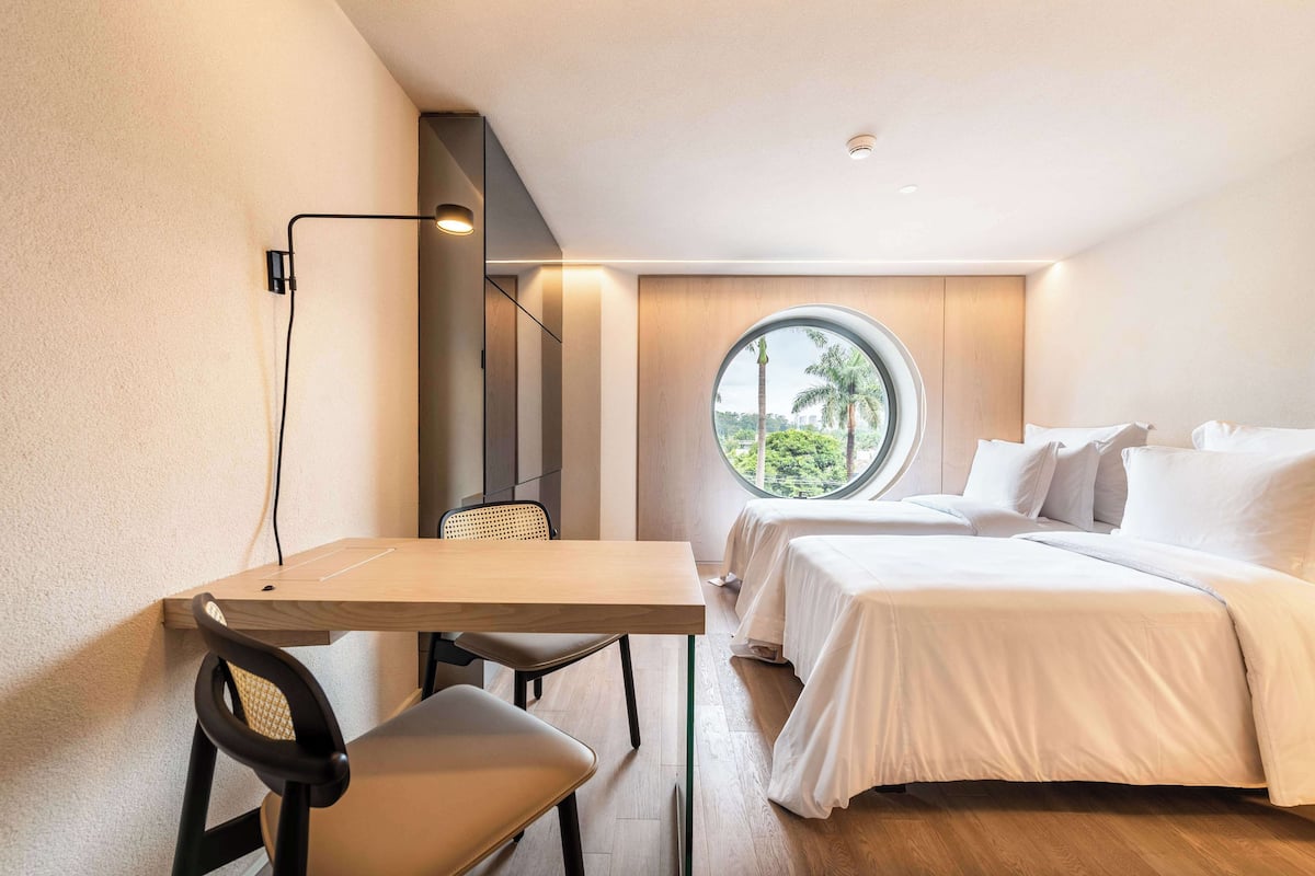 Double Twin Room | Allergitestade sängkläder, minibar och värdeförvaringsskåp på rummet