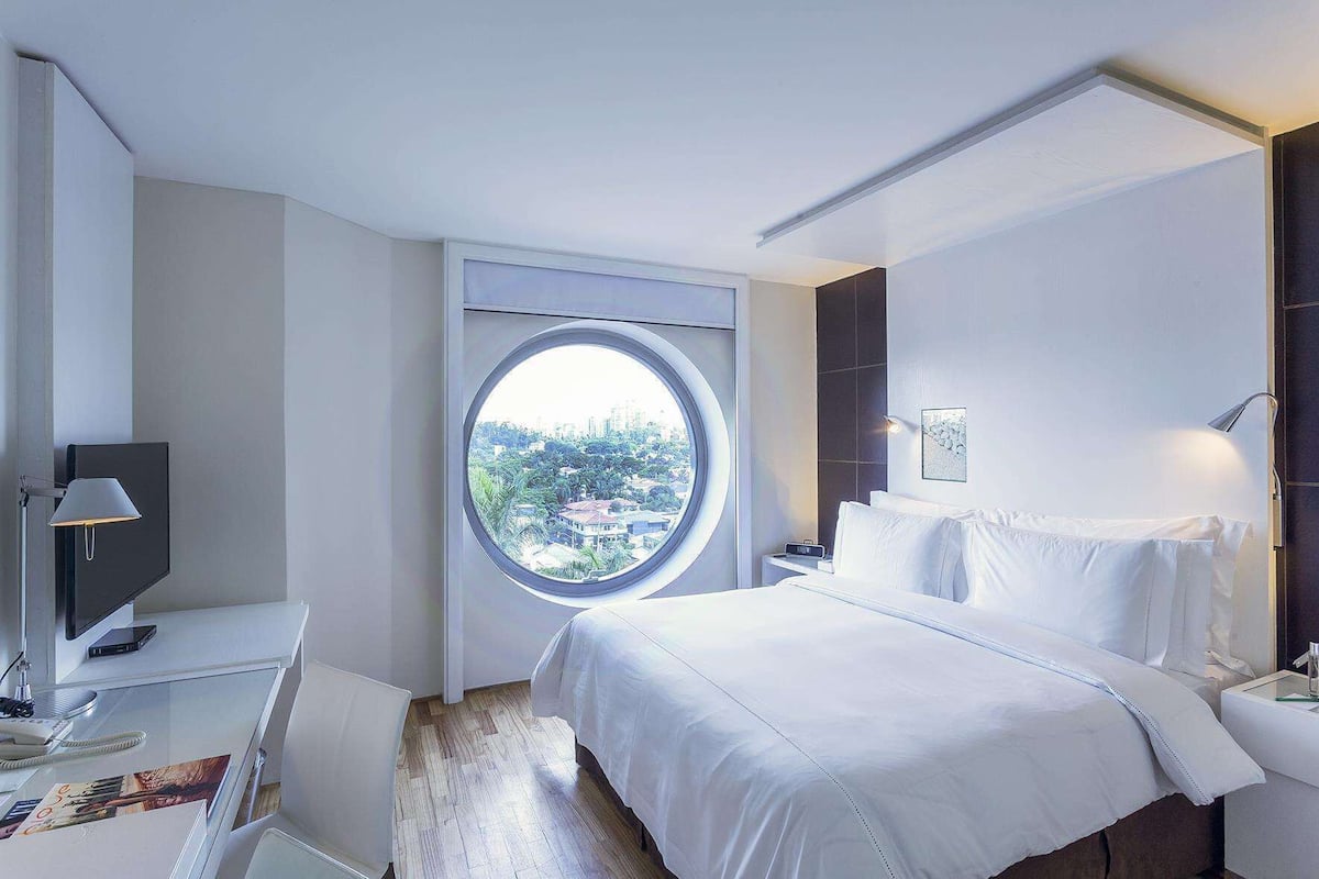 Hypo-allergenic bedding, minibar, in-room safe, desk