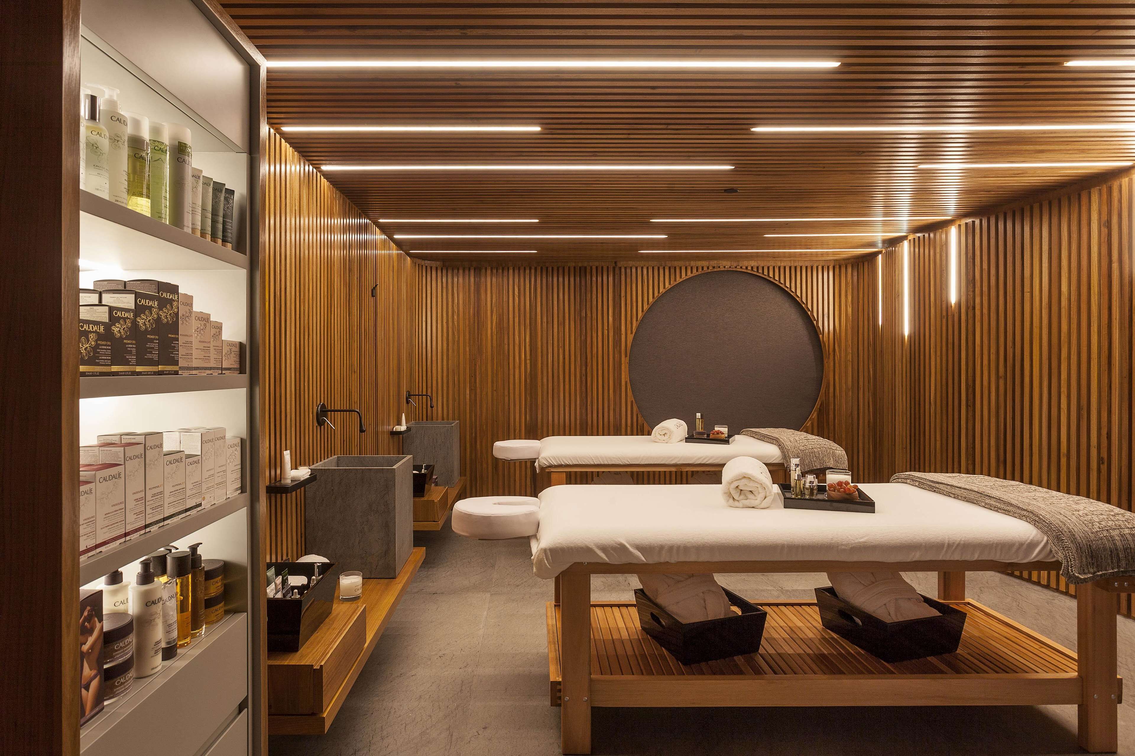 1 treatment room, massages