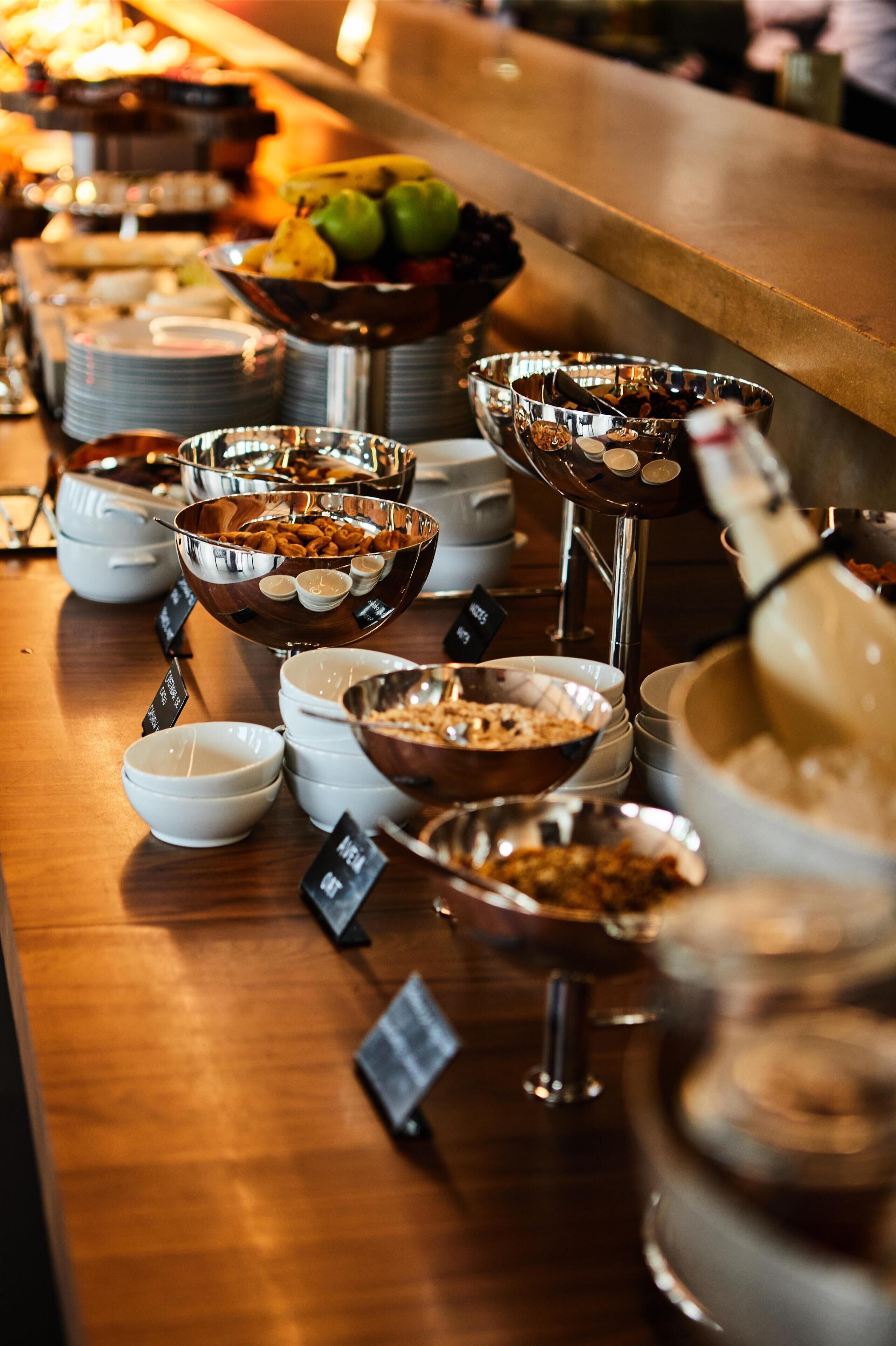 Ein reichhaltiges Buffet mit verschiedenen Speisen und Besteck.