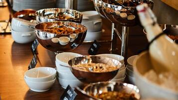 Ein reichhaltiges Buffet mit verschiedenen Speisen und Besteck.
