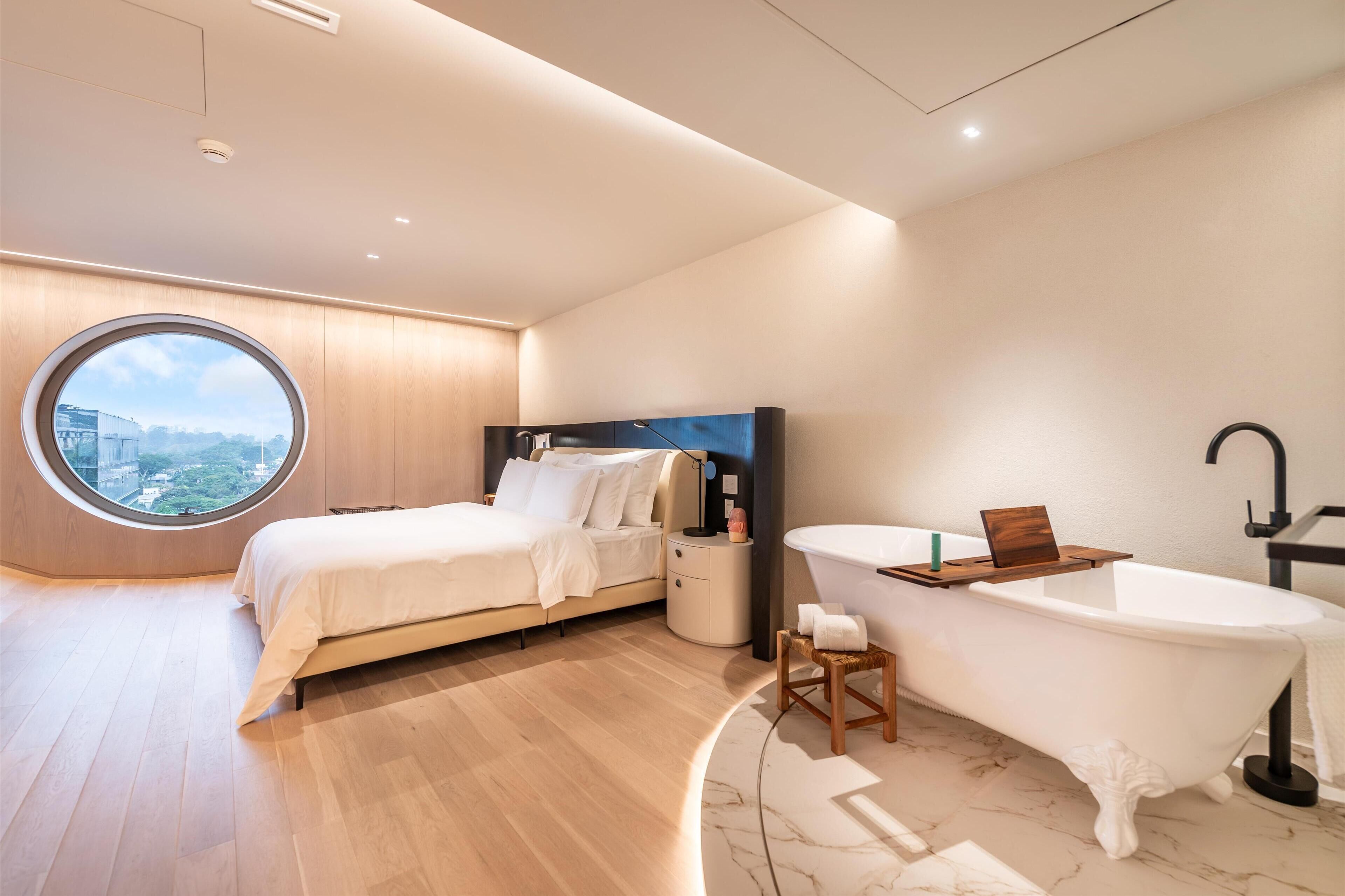 premium room | hypo-allergenic bedding, minibar, in-room safe, desk