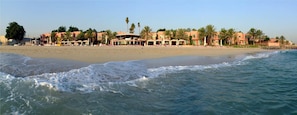Plage à proximité, sable blanc, parasols