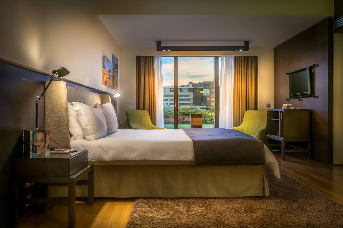 Suite Junior, pemandangan kebun | Brankas, meja kerja, kedap suara, dan tempat tidur bayi gratis