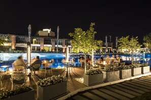 2 nhà hàng, phục vụ bữa sáng 