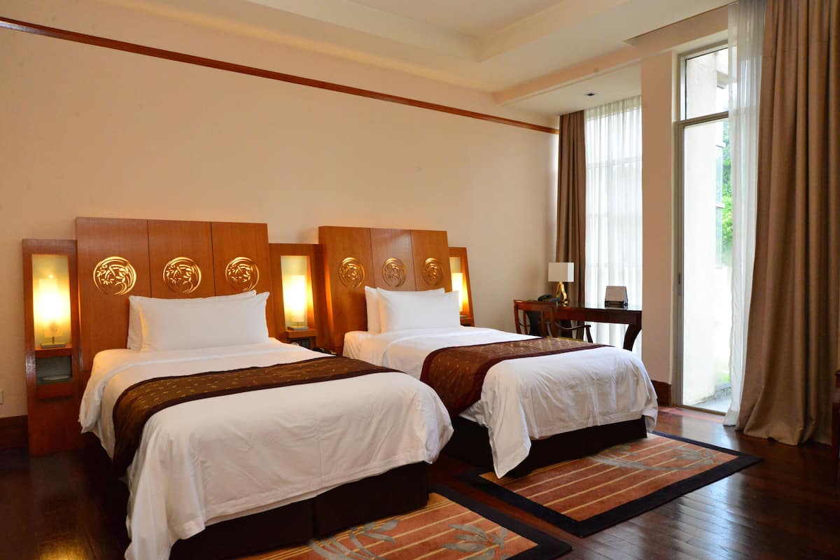 Premium bedding, minibar, in-room safe, desk