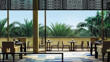 2 restaurantes; se sirven desayunos, almuerzos y cocina europea moderna