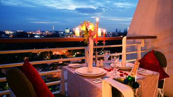 Perfect Celebration-Candlelight Dinner & Romantic room setup, Sweetheart Mocktail, Gift upon arrival | Ropa de cama de alta calidad y minibar