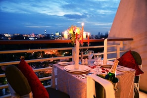 Deluxe Hill View King - Perfect Celebration (Candlelight Dinner & Romantic Room Setup)