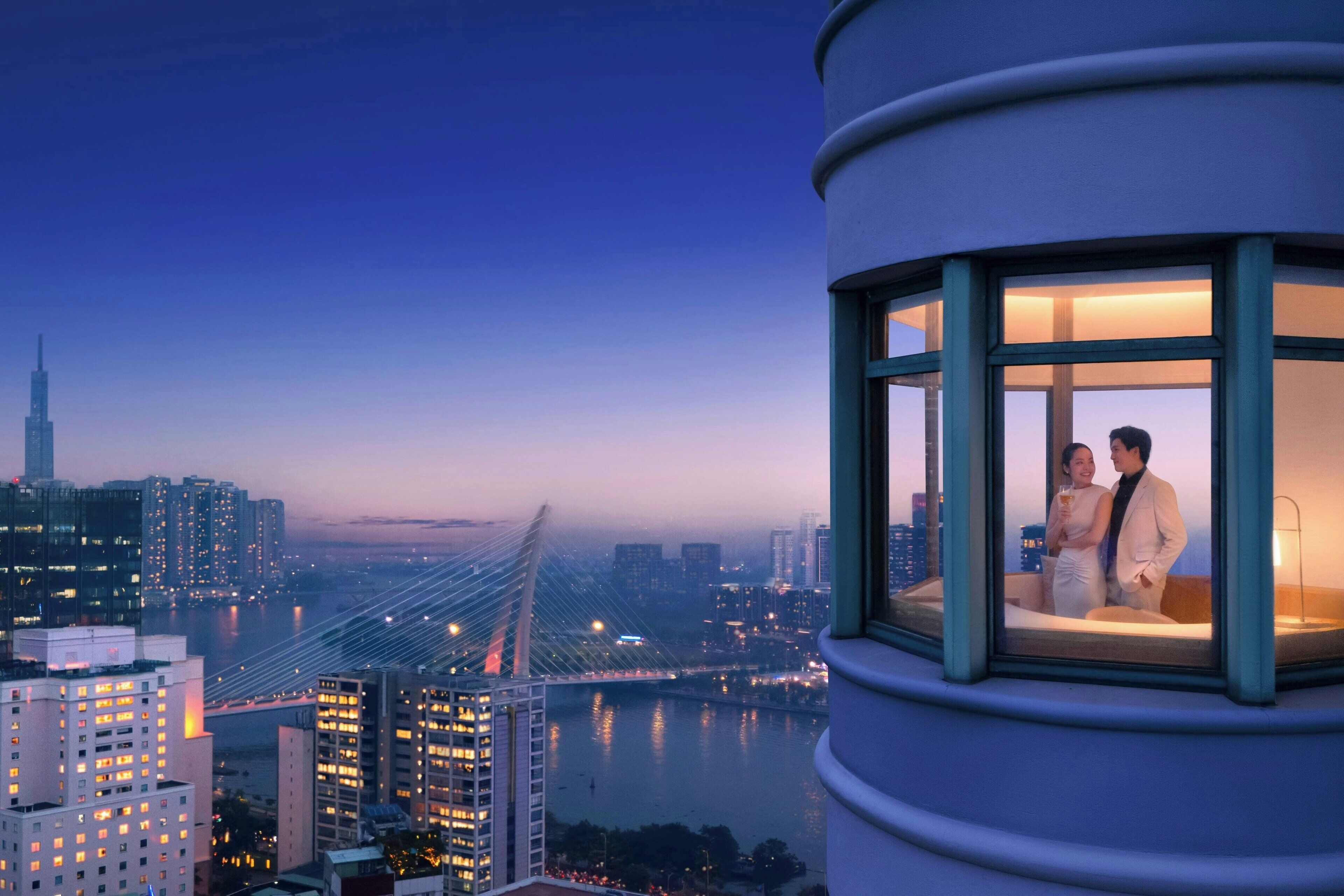 Bộ đồ giường kháng dị ứng, chăn bông, minibar, két bảo mật tại phòng 