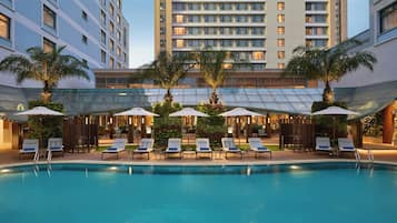 Una piscina al aire libre, sombrillas