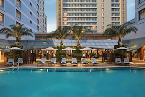 야외 수영장, 05:30 ~ 23:00 오픈, 수영장 파라솔