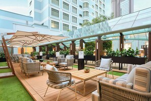 Serverer frokost, lunsj og middag